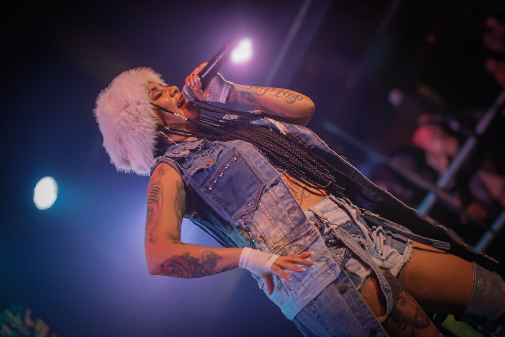 Fiesta y lleno total: así fue Flor de Rap y DJ Atenea en Casa de Salud